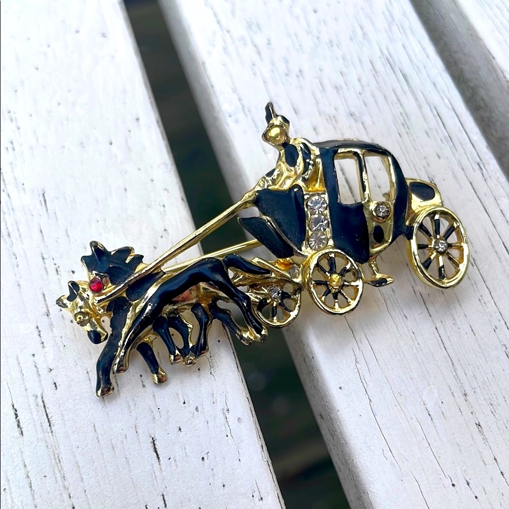 ⚜️Vintage Horse & Carriage Gold and Black Brooch! - Picture 2 of 3